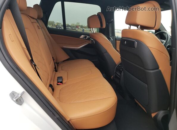 5UX23EU07S9Y71529 2025 BMW X5 White Vista de los asientos traseros
