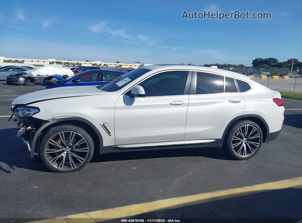 5UX33DT08N9K21080 2022 BMW X4 White Rear interior view