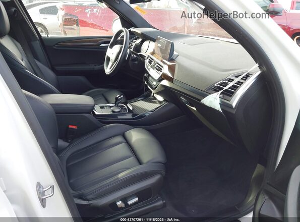 5UX43DP06N9J72346 2022 BMW X3 White Vista interior delantera