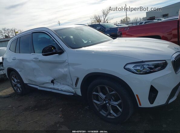 5UX43DP06N9J72346 2022 BMW X3 White Vista interior trasera