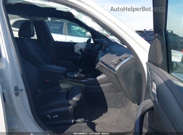 5UX43DP06N9M06632 2022 BMW X3 White Widok wnętrza z przodu