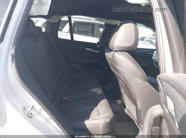 5UX43DP06N9M06632 2022 BMW X3 White Widok naklejki z numerem VIN