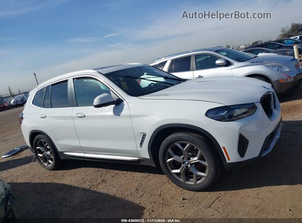 5UX43DP06N9M06632 2022 BMW X3 White Widok wnętrza z tyłu