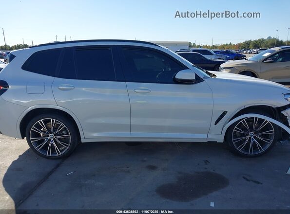 5UX43DP09N9K81688 2022 BMW X3 White Vista interior trasera