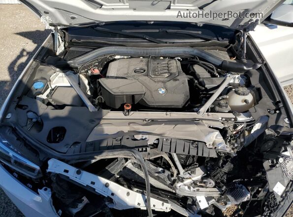 5UX53DP01P9T28655 2023 BMW X3 White Vista del compartimento del motor