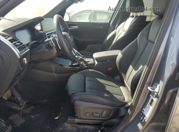 5UX53DP02R9V19648 2024 BMW X3 Серый Вид салона спереди
