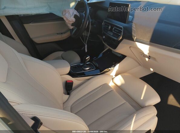 5UX53DP03N9M67828 2022 BMW X3 White Widok wnętrza z przodu