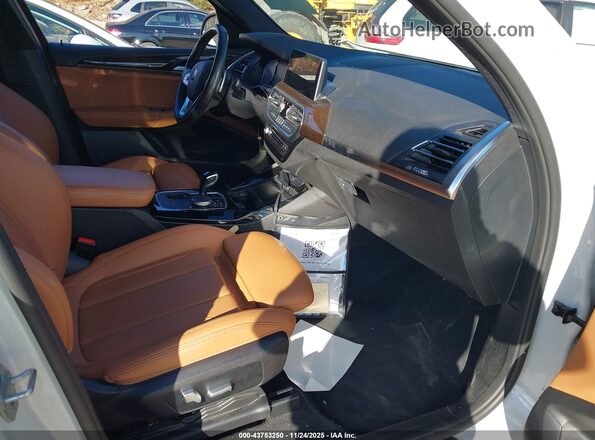 5UX53DP0XN9M07481 2022 BMW X3 White Вид салону спереду