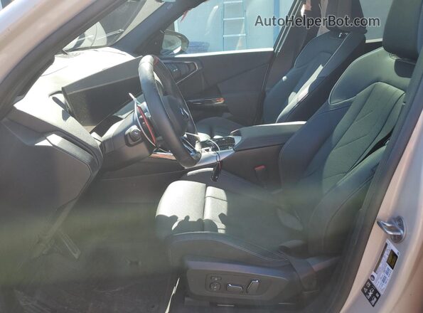5UX73GP09S9Y62117 2025 BMW X3 Cream წინა სალონის ხედი