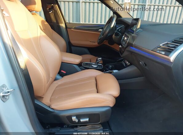 5UX83DP01N9J71526 2022 BMW X3 Gray Front interior view