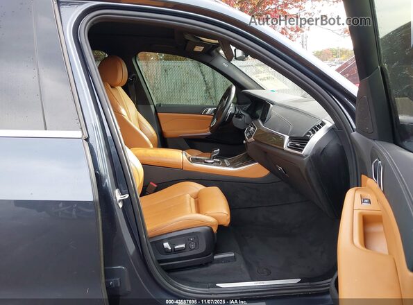 5UXCR6C06N9M28271 2022 BMW X5 Navy Widok wnętrza z przodu