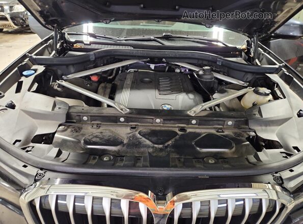 5UXCW2C00M9F02965 2021 BMW X7 Gray ძრავის განყოფილების ხედი