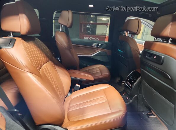 5UXCW2C00M9F02965 2021 BMW X7 Gray უკანა სალონის ხედი