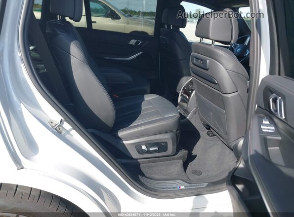 5UXCW2C02N9K60324 2022 BMW X7 White VIN կոդի պիտակի տեսք