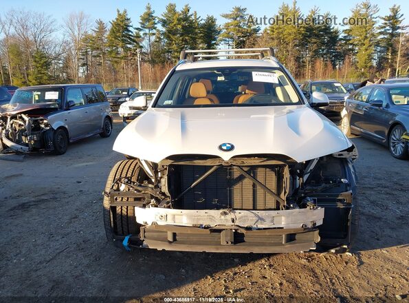 5UXCW2C02N9L06072 2022 BMW X7 White Вид задньої частини салону