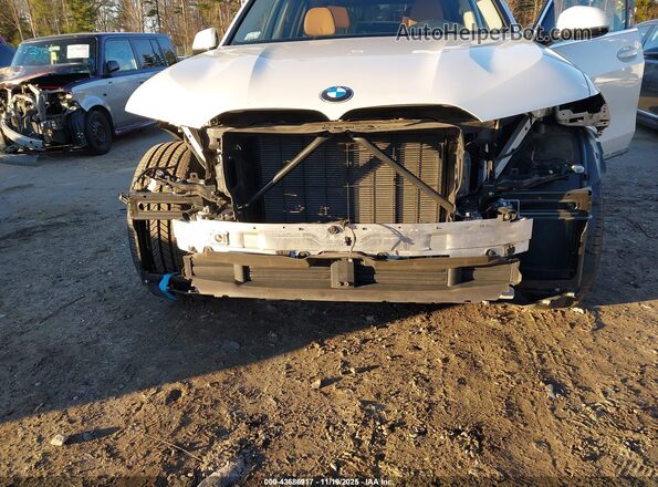 5UXCW2C02N9L06072 2022 BMW X7 White Вид спереду