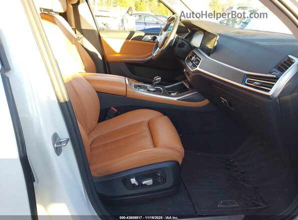 5UXCW2C02N9L06072 2022 BMW X7 White Вид салону спереду