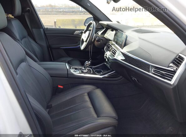 5UXCW2C02N9M47322 2022 BMW X7 White Widok wnętrza z przodu