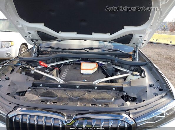 5UXCW2C02N9M47322 2022 BMW X7 White Widok z tyłu