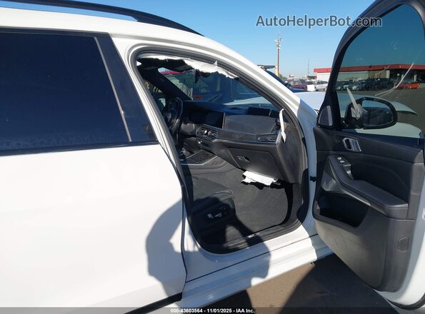 5UXCW2C04N9K17913 2022 BMW X7 Белый Вид салона спереди