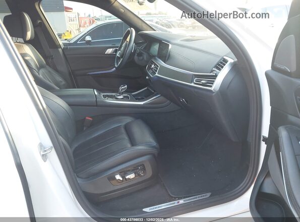 5UXCW2C05N9M14363 2022 BMW X7 White Widok wnętrza z przodu