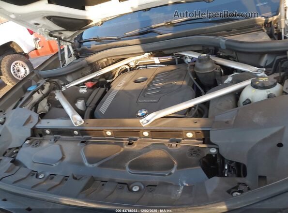 5UXCW2C05N9M14363 2022 BMW X7 White Widok z tyłu
