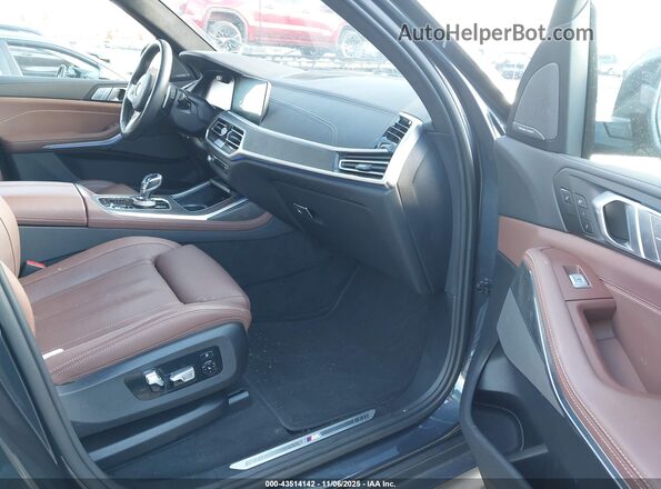 5UXCW2C06N9M25193 2022 BMW X7 Gray Front interior view