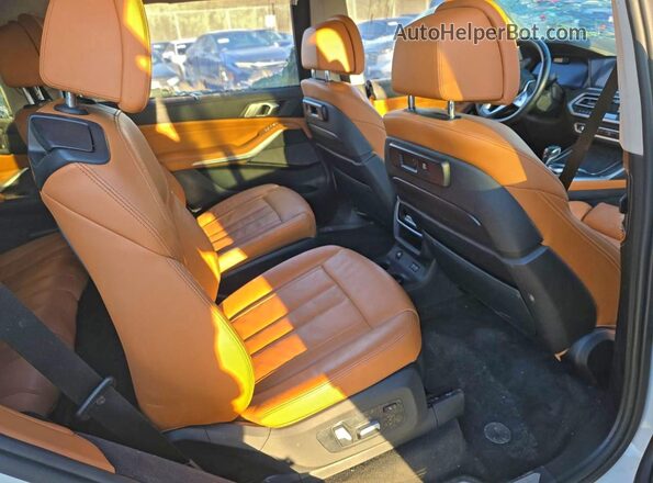5UXCW2C57KL086101 2019 BMW X7 White Vista de los asientos traseros