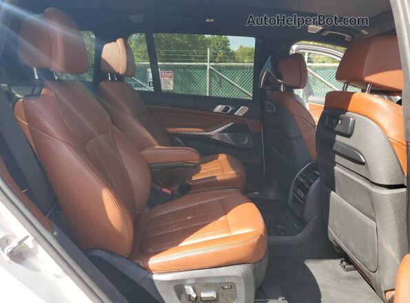 5UXCX4C52KLS36737 2019 BMW X7 White Widok wnętrza z tyłu
