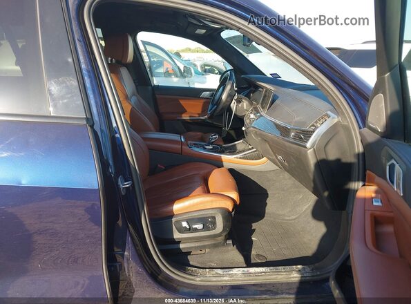 5UXCX6C08N9L67804 2022 BMW X7 Blue Vista interior delantera