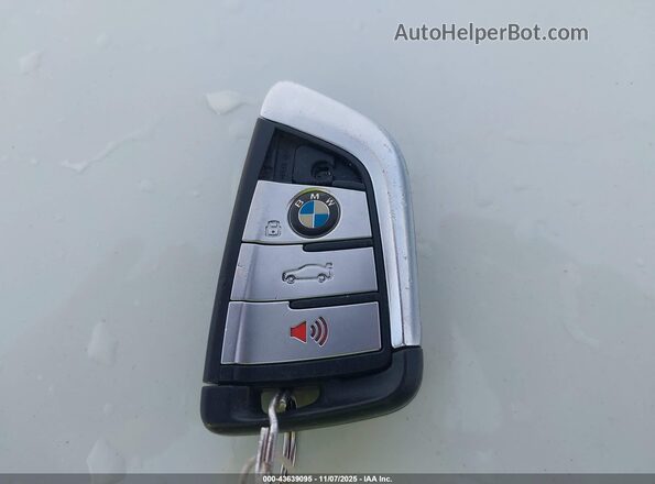 5UXCY6C01M9F95433 2021 BMW X6 White Առջևի վահանակի տեսք