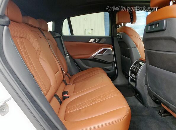 5UXCY6C08P9N77173 2023 BMW X6 White Widok wnętrza z tyłu