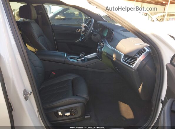 5UXCY6C09P9R58739 2023 BMW X6 Белый Вид салона спереди