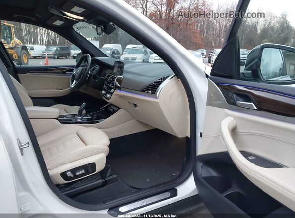 5UXTY5C01M9F44816 2021 BMW X3 White Вид салону спереду