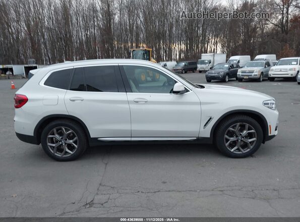 5UXTY5C01M9F44816 2021 BMW X3 White Вид задньої частини салону