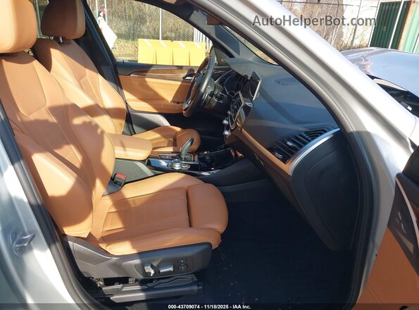 5UXTY5C03M9F01031 2021 BMW X3 Silver Widok wnętrza z przodu