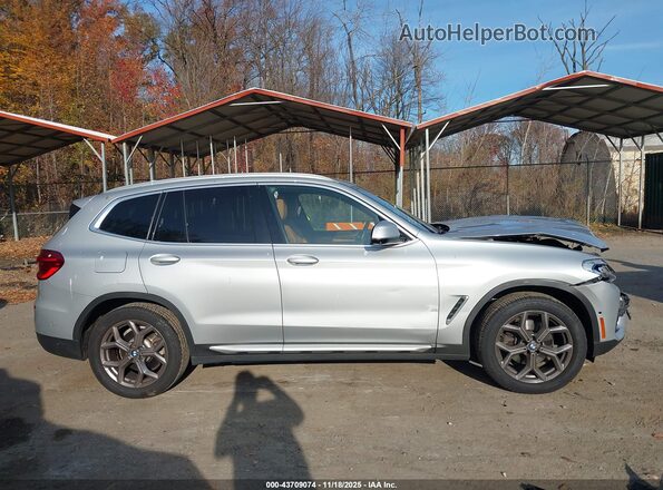 5UXTY5C03M9F01031 2021 BMW X3 Silver Widok wnętrza z tyłu