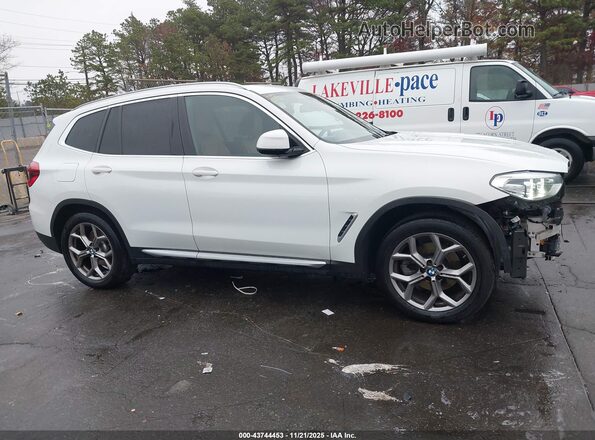 5UXTY5C09M9F37502 2021 BMW X3 White Вид задньої частини салону