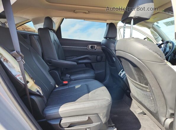 5XYRH4JF1RG307100 2024 KIA SORENTO Silver Widok wnętrza z tyłu