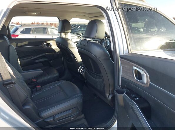5XYRKDLF2NG075258 2022 KIA SORENTO Silver VIN կոդի պիտակի տեսք