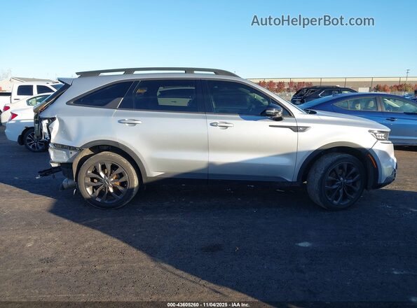 5XYRKDLF2NG075258 2022 KIA SORENTO Silver Սալոնի հետևի տեսք