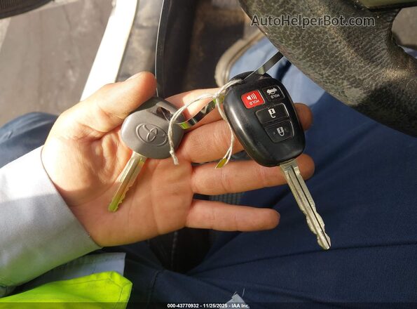5YFBURHEXGP369904 2016 TOYOTA LL Белый Вид панели приборов