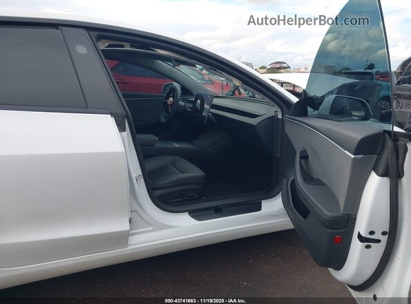 5YJ3E1EA5RF830803 2024 TESLA MODEL 3 White Widok wnętrza z przodu