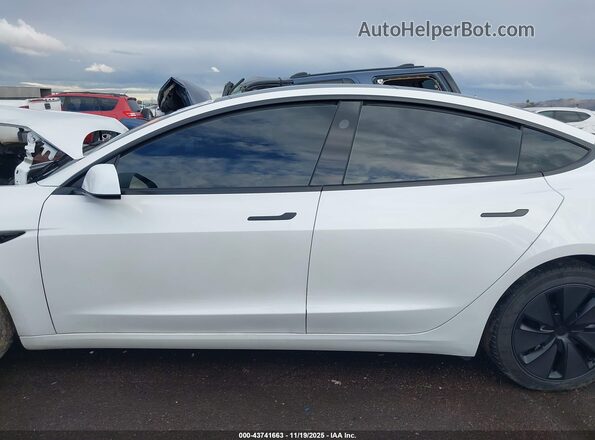 5YJ3E1EA5RF830803 2024 TESLA MODEL 3 White Widok wnętrza z tyłu
