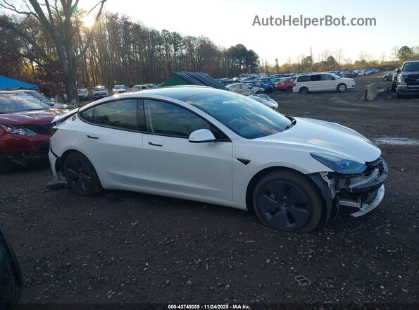 5YJ3E1EB1NF326901 2022 TESLA MODEL 3 White Вид задньої частини салону
