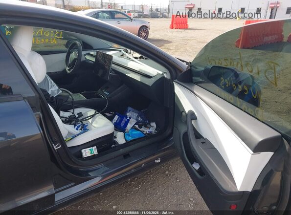 5YJ3E1EB4RF758808 2024 TESLA MODEL 3 Gray Вид салону спереду