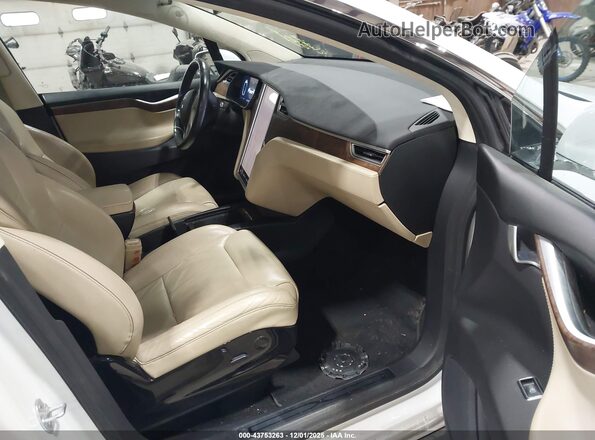 5YJXCBE48GF030291 2016 TESLA MODEL X Белый Вид салона спереди
