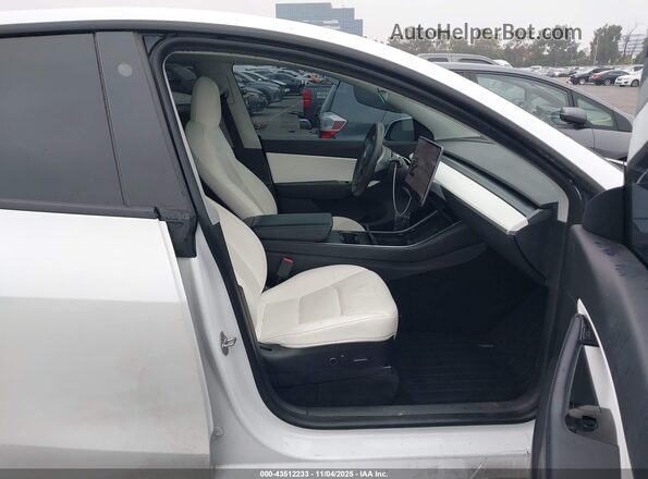 5YJYGDEEXMF074205 2021 TESLA MODEL Y White Front interior view