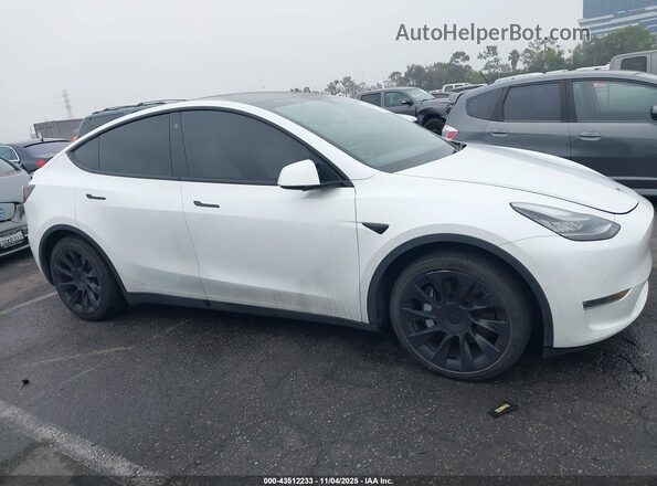 5YJYGDEEXMF074205 2021 TESLA MODEL Y White Rear interior view