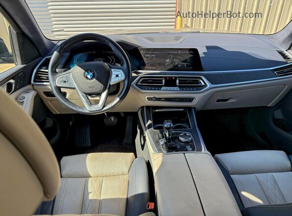 5UXCW2C07N9M52922 2022 BMW X7 Gray Rear seats view